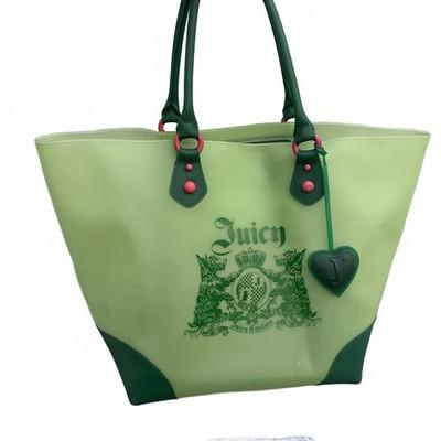Juicy Couture 하트 참과 핑크 디테일이 돋보이는 그린 젤리 토트 백 Y2K