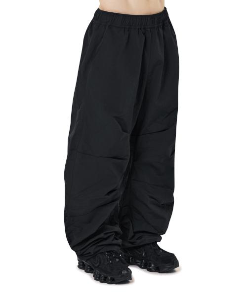 PLEATED NYLON CURVED PANTS - BLACK