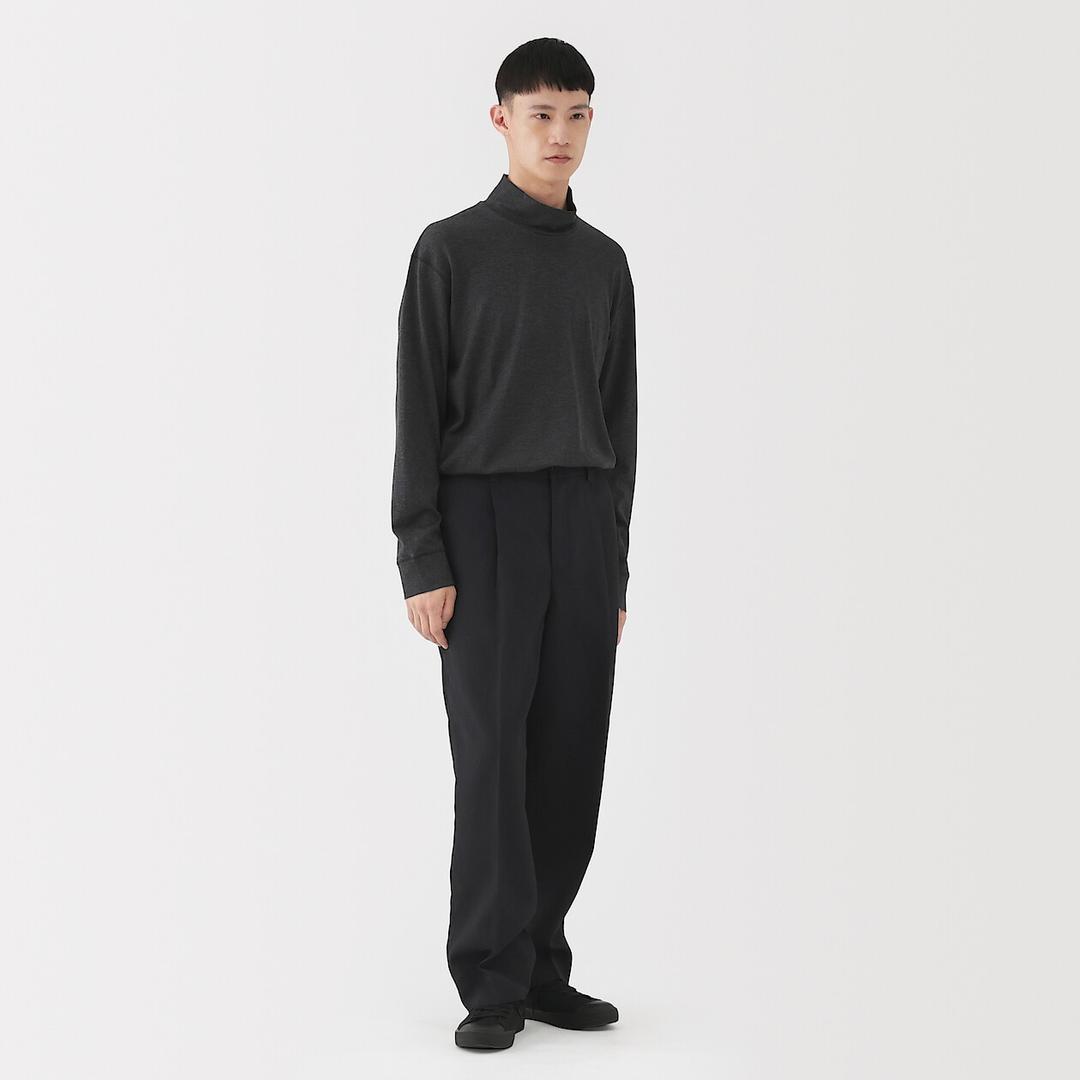 전통 방식으로 만든 하이넥 긴소매 티셔츠