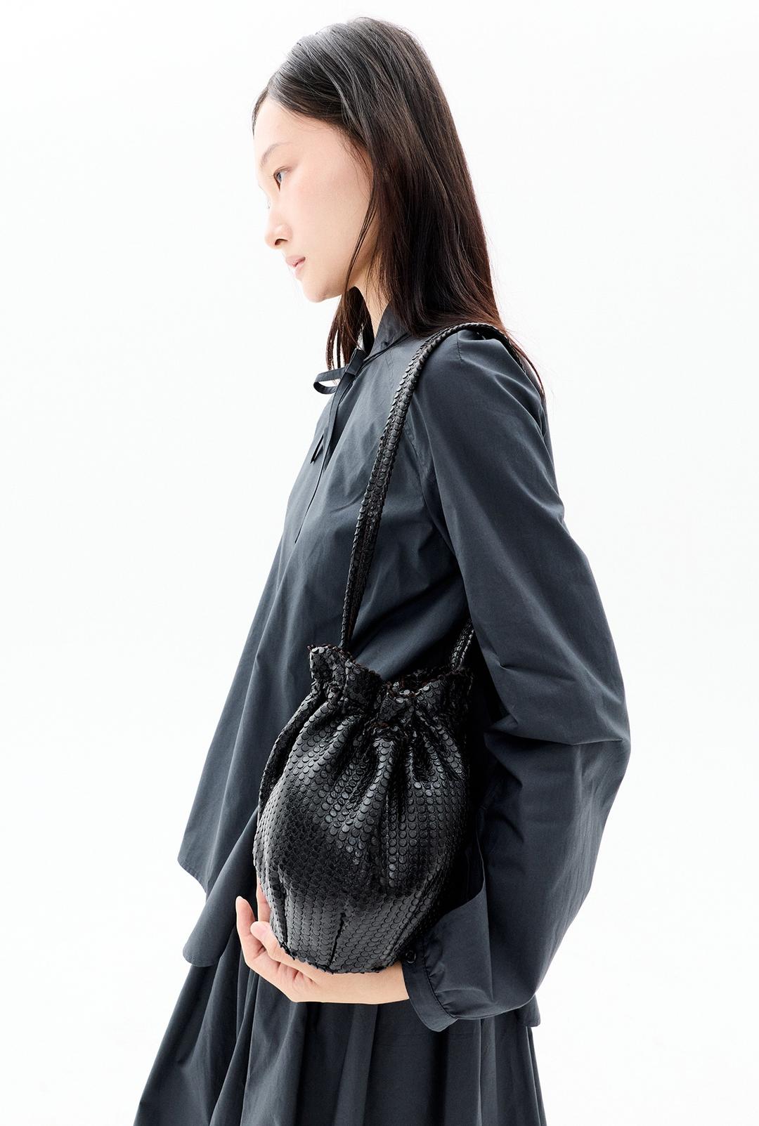 PEBBLED-CUT LEATHER PUMPKIN BAG (BLACK)